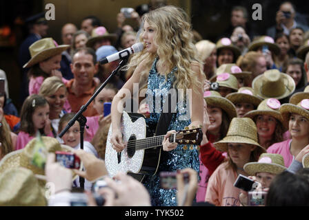 Taylor Swift führt auf der NBC Today Show live aus dem Rockefeller Center in New York City am 29. Mai 2009. (UPI Foto/John angelillo) Stockfoto