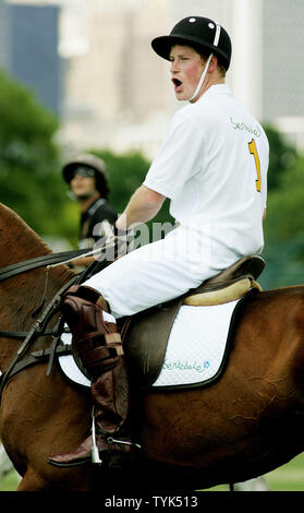 Der britische Prinz Harry nimmt an einem Vorteil Polo Match auf Governors Island am 30. Mai 2009 in New York. Harry, 24, Sohn von Prinz Charles und Prinzessin Diana, ist auf einem Zweitägigen offiziellen Besuch in der Stadt, die einen Besuch zu Boden null enthalten. (UPI Foto/Monika Graff) Stockfoto