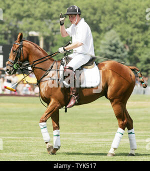 Der britische Prinz Harry nimmt an einem Vorteil Polo Match auf Governors Island am 30. Mai 2009 in New York. Harry, 24, Sohn von Prinz Charles und Prinzessin Diana, ist auf einem Zweitägigen offiziellen Besuch in der Stadt, die einen Besuch zu Boden null enthalten. (UPI Foto/Monika Graff) Stockfoto