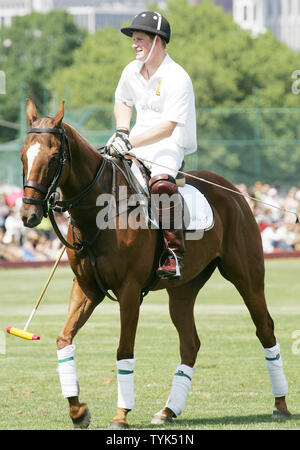 Der britische Prinz Harry nimmt an einem Vorteil Polo Match auf Governors Island am 31. Mai 2009 in New York. Harry, 24, Sohn von Prinz Charles und Prinzessin Diana, ist auf einem Zweitägigen offiziellen Besuch in der Stadt, die einen Besuch zu Boden null enthalten. (UPI Foto/Monika Graff) Stockfoto