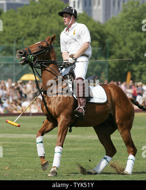 Der britische Prinz Harry nimmt an einem Vorteil Polo Match auf Governors Island am 31. Mai 2009 in New York. Harry, 24, Sohn von Prinz Charles und Prinzessin Diana, ist auf einem Zweitägigen offiziellen Besuch in der Stadt, die einen Besuch zu Boden null enthalten. (UPI Foto/Monika Graff) Stockfoto