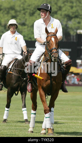 Der britische Prinz Harry nimmt an einem Vorteil Polo Match auf Governors Island am 31. Mai 2009 in New York. Harry, 24, Sohn von Prinz Charles und Prinzessin Diana, ist auf einem Zweitägigen offiziellen Besuch in der Stadt, die einen Besuch zu Boden null enthalten. (UPI Foto/Monika Graff) Stockfoto