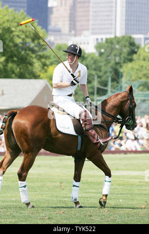 Der britische Prinz Harry nimmt an einem Vorteil Polo Match auf Governors Island am 31. Mai 2009 in New York. Harry, 24, Sohn von Prinz Charles und Prinzessin Diana, ist auf einem Zweitägigen offiziellen Besuch in der Stadt, die einen Besuch zu Boden null enthalten. (UPI Foto/Monika Graff) Stockfoto