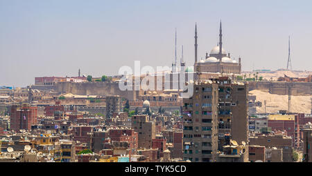 Antenne Stadtbild auf die Altstadt von Kairo, Ägypten mit alten Gebäuden und Zitadelle von Ägypten in weitem Abstand vom Minarett der Ibn Tulun Moschee Stockfoto