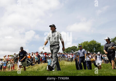 Phil Mickelson geht das 18. Fairway in der ersten Runde des 109-US-Open am Bethpage Black in Farmingdale, New York, die am 19. Juni 2009. (UPI Foto/John angelillo). Stockfoto