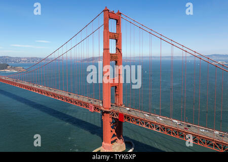 Luftaufnahme von der Golden Gate Bridge mit San Francisco Bay im Hintergrund. Stockfoto