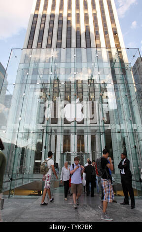 Apple Kunden beenden und den Apple Store auf der 5th Avenue in New York City geben Sie am 23. Juni 2010. UPI/John angelillo Stockfoto