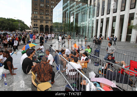 Apple Kunden warten auf das neue Apple Iphone 4g am Vorabend der Veröffentlichung im Apple Store auf der 5th Avenue in New York City am 23. Juni 2010 zu erwerben. UPI/John angelillo Stockfoto