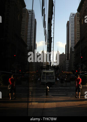 Fußgänger gehen Sie bei Sonnenuntergang auf der Fifth Avenue in New York City am 23. Juni 2010. UPI/John angelillo Stockfoto