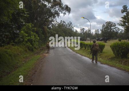 Us-Marines und Marine Seeleute mit Task Force Koa Moana 16-4 patrouillieren den Umkreis von Pflaume Militärbasis während Croix du Sud in der Pflaume, Neukaledonien, Nov. 13, 2016. Croix Du Sud ist eine multi-nationale, humanitäre Hilfe Katastrophenhilfe und non-combatant Evacuation operation Übung alle zwei Jahre durchgeführt Nationen im Falle eines Zyklons im südlichen Pazifik vorzubereiten. Die Koa Moana Übung sucht Senior militärischer Führer Engagements zwischen Alliierten und Partner Nationen im Pazifik mit einem kollektiven Interesse an militärischen Beziehungen zu verbessern. Stockfoto