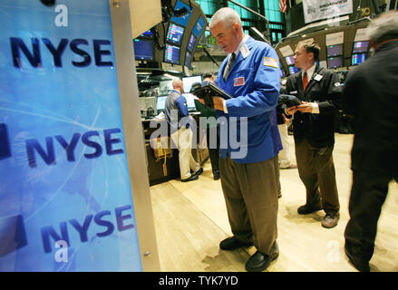 Der Handel erfolgt auf dem Boden der New Yorker Börse nach dem Dow seine beste Quartal in einer Dekade am 1. Juli 2009 in New York City abgeschlossen. (UPI Foto/Monika Graff) Stockfoto