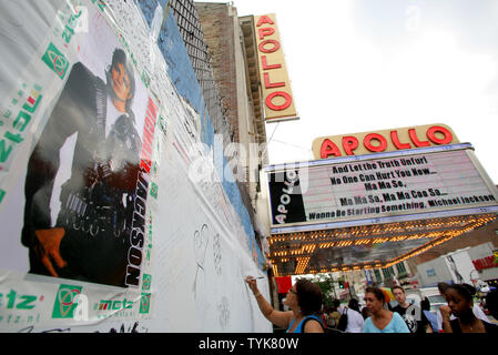 Ein Poster von Michael Jackson hängt an der Wand neben dem Apollo Theater als Menschen Nachrichten schreiben für den pop Sänger in Harlem am 7. Juli 2009 in New York City. Die Trauerfeier wird in Los Angeles statt zwei Wochen nach dem pop Sänger starb. (UPI Foto/Monika Graff) Stockfoto