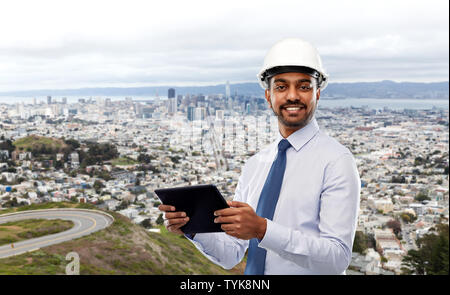 Architekt oder Geschäftsmann in Helm mit Tablet-PC Stockfoto