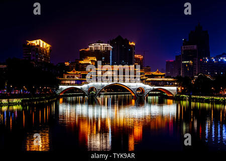 Nacht Blick von der Brücke in den Fluss Fonan Anshun, Chengdu abgedeckt Stockfoto