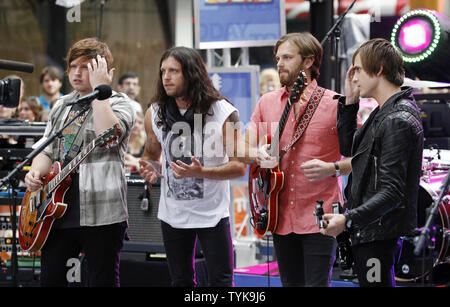 Matthäus, Nathan, Caleb und Jared Followill (R) der Könige von Leon stehen auf der Bühne zwischen den Songs auf der NBC Today Show live aus dem Rockefeller Center in New York City am 31. Juli 2009. (UPI Foto/John angelillo) Stockfoto