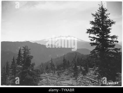 South Fork von mckenzie River Trail, Cascade, Idaho, 1922.; Allgemeine Hinweise: Diamond Peak von Logger Butte. Stockfoto