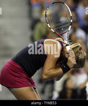 Vera Dushevina reagiert nach dem Verlust von einem Punkt im ersten Satz der ersten Runde gegen Venus Williams bei den US Open Tennis Meisterschaften an der Billie Jean King National Tennis Center in New York am 31. August 2009. UPI/John angelillo Stockfoto