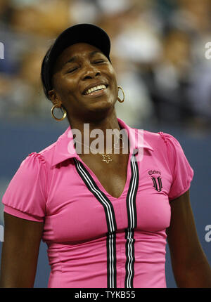 Venus Williams reagiert nach dem Verlust von einem Punkt im ersten Satz Ihres gegen Vera Dushevina bei den US Open Tennis Meisterschaften an der Billie Jean King National Tennis Center in New York am 31. August 2009. UPI/John angelillo Stockfoto