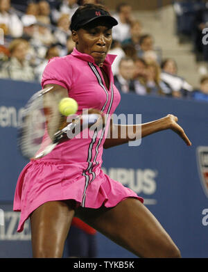 Venus Williams hits Vorhand in ihrem ersten runden Match gegen Vera Dushevina bei den US Open Tennis Meisterschaften an der Billie Jean King National Tennis Center in New York am 31. August 2009. Williams besiegte Dushevina 7-5, 6-3, 6-4 UPI/John angelillo Stockfoto