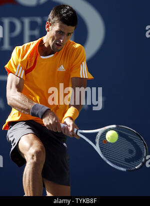 Novak Djokovic (SRB) trifft einen Rückhandschlag zu Ivan Ljubicic (CRO) in der ersten Runde bei den US Open Tennis Meisterschaften an der Billie Jean King National Tennis Center in New York am 1. September 2009. UPI/John angelillo Stockfoto