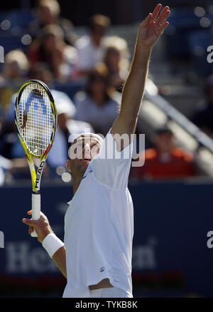 Ivan Ljubicic (CRO) bereitet in seiner ersten Runde Novak Djokovic (SRB) in der ersten Runde bei den US Open Tennis Meisterschaften an der Billie Jean King National Tennis Center in New York am 1. September 2009 zu dienen. UPI/John angelillo Stockfoto