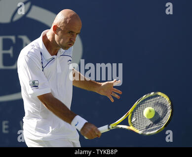 Ivan Ljubicic (CRO) Hits einen Rückhandschlag zu Novak Djokovic (SRB) in der ersten Runde bei den US Open Tennis Meisterschaften an der Billie Jean King National Tennis Center in New York am 1. September 2009. UPI/John angelillo Stockfoto