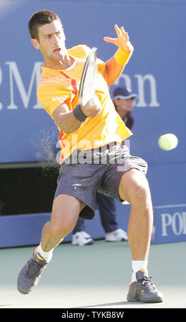 Novak Djokovic aus Serbien liefert den Ball zu Ivan Ljubicic (CRO) in der Dritten spielen bei den US Open Tennis Championship am 1. September 2009 in New York. Djokovic gewann 6-3, 6-1, 6-3. UPI/Monika Graff. Stockfoto