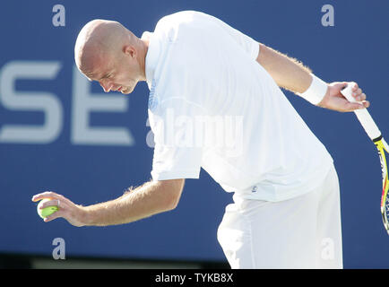 Ivan Ljubicic (CRO) dient dazu, die Kugel zu Novak Djokovic aus Serbien in der Dritten spielen bei den US Open Tennis Championship am 1. September 2009 in New York. Djokovic gewann 6-3, 6-1, 6-3. UPI/Monika Graff. Stockfoto