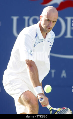 Ivan Ljubicic (CRO) Gibt den Ball zu Novak Djokovic aus Serbien in der Dritten spielen bei den US Open Tennis Championship am 1. September 2009 in New York. Djokovic gewann 6-3, 6-1, 6-3. UPI/Monika Graff. Stockfoto