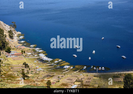 Boote in der Bucht Playa Japapi auf der Isla del Sol, Titicacasee, Bolivien Stockfoto