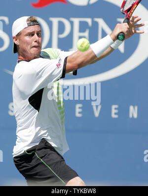 Leyton Hewitt von Australien gibt den Ball zu Roger Federer von der Schweiz während ihres Gleichen an den US Open Tennis Championship am 5. September 2009 in New York. UPI/Monika Graff. Stockfoto