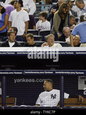 New York Yankees Derek Jeter im Dugout sitzt nach dem Markanten zum dritten Mal im Sechsten Inning gegen die Tampa Bay Rays im Yankee Stadium in New York City am 8. September 2009. UPI/John angelillo Stockfoto