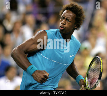 Gael Monfils von Frankreich reagiert, als er gewinnt ein Spiel von Rafael Nadal, dritte Samen, von Spanien, während die vierte Runde bei den US Open Tennis Championship am 8. September 2009 in New York. UPI/Monika Graff. Stockfoto