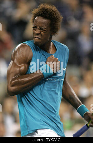 Gael Monfils von Frankreich reagiert, als er gewinnt ein Spiel von Rafael Nadal, dritte Samen, von Spanien, während die vierte Runde bei den US Open Tennis Championship am 8. September 2009 in New York. UPI/Monika Graff. Stockfoto