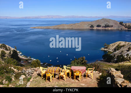 Boote in der Bucht Playa Japapi auf der Isla del Sol, Titicacasee, Bolivien Stockfoto