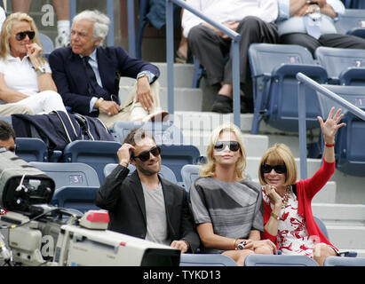 Designer Ralph Lauren, oben, und Fashion Editor Anna Winitour, unten rechts, Watch Juan Martin Del Potro aus Argentinien nehmen auf Rafael Nadal, dritte Samen, von Spanien, während f ihre Halbfinale bei den US Open Tennis Championship am 13. September 2009 in New York. UPI/Monika Graff Stockfoto