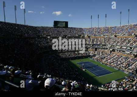 Die Sonne wirft Schatten auf die Zuschauer wie Roger Federer aus der Schweiz spielt Juan Martin Del Potro aus Argentinien im ersten Satz Ihrer mens Finale in Arthur Ashe Stadium bei den US Open Tennis Meisterschaften an der Billie Jean King National Tennis Center in New York am 14. September 2009. UPI/John angelillo Stockfoto