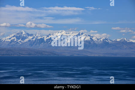 Blick auf die gesamte Cordillera Real über den Titicacasee, Isla del Sol, Bolivien Stockfoto