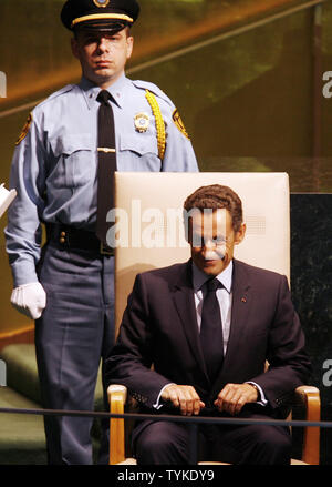 Der französische Präsident Nicolas Sarkozy wartet, nachdem in einer Rede auf der 64. Generalversammlung der Vereinten Nationen im UN-Gebäude in New York City am 23. September 2009. UPI/John angelillo Stockfoto