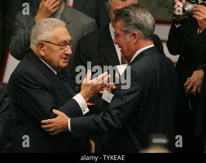 Der frühere Außenminister Henry Kissinger (L) Gespräche mit Bundespräsident Heinz Fischer vor dem Beginn der Tagung des Sicherheitsrates der Vereinten Nationen am 24. September 2009 in New York City. UPI/Monika Graff Stockfoto