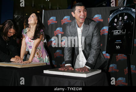 Ming Na und Lou Diamond Phillips fördern Ihrer neuen SyFy Serie targate Universe' mit einem handabdruck Zeremonie im Planet Hollywood in New York am 2. Oktober 2009. UPI/Laura Cavanaugh Stockfoto