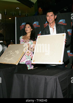 Ming Na und Lou Diamond Phillips fördern Ihrer neuen SyFy Serie targate Universe' mit einem handabdruck Zeremonie im Planet Hollywood in New York am 2. Oktober 2009. UPI/Laura Cavanaugh Stockfoto