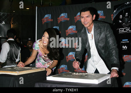 Ming Na und Lou Diamond Phillips fördern Ihrer neuen SyFy Serie targate Universe' mit einem handabdruck Zeremonie im Planet Hollywood in New York am 2. Oktober 2009. UPI/Laura Cavanaugh Stockfoto