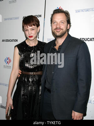 Carey Mulligan und Peter Sarsgaard kommen für die 'Premiere auf dem Pariser Theater in New York eine Ausbildung" am 5. Oktober 2009. UPI/Laura Cavanaugh Stockfoto