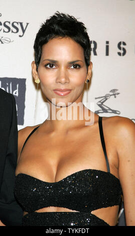 Halle Berry kommt an der halten, damit sich ein Kind lebendig 6. Jährliche schwarze Kugel im Hammerstein Ballroom in New York am 15. Oktober 2009. UPI/Laura Cavanaugh Stockfoto