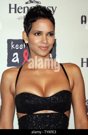 Halle Berry kommt an der halten, damit sich ein Kind lebendig 6. Jährliche schwarze Kugel im Hammerstein Ballroom in New York am 15. Oktober 2009. UPI/Laura Cavanaugh Stockfoto