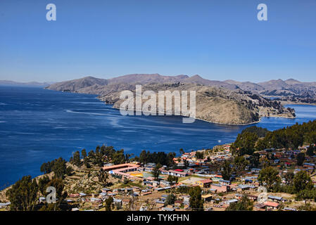 Panoramablick auf das Dorf Yumani und Titicaca See, Isla del Sol, Bolivien Stockfoto