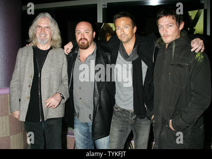 (L - R) Billy Connolly, Troy Duffy, Sean Patrick Flanery und Norman Reedus kommen für die Premiere von "The Boondock Saints II: All Saints Day" im Regal Union Square Theater in New York am 20. Oktober 2009. UPI/Laura Cavanaugh Stockfoto