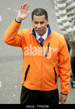 New York Gouverneur David Paterson Wellen zu den Massen, wie er der New York City Marathon am 1. November 2009 in New York City besucht. Rund 40.000 Läufer aus aller Welt führen Sie den Kurs, die Winde durch alle fünf Bezirken der Stadt. UPI/Monika Graff Stockfoto