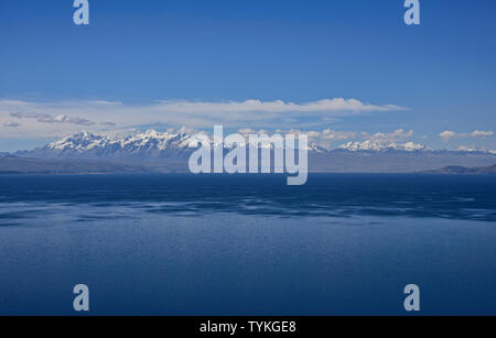 Blick auf die gesamte Cordillera Real über den Titicacasee, Isla del Sol, Bolivien Stockfoto